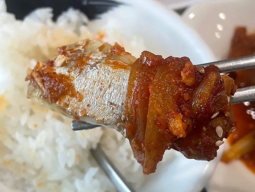 Cutlassfish placed on top of Yeoju rice