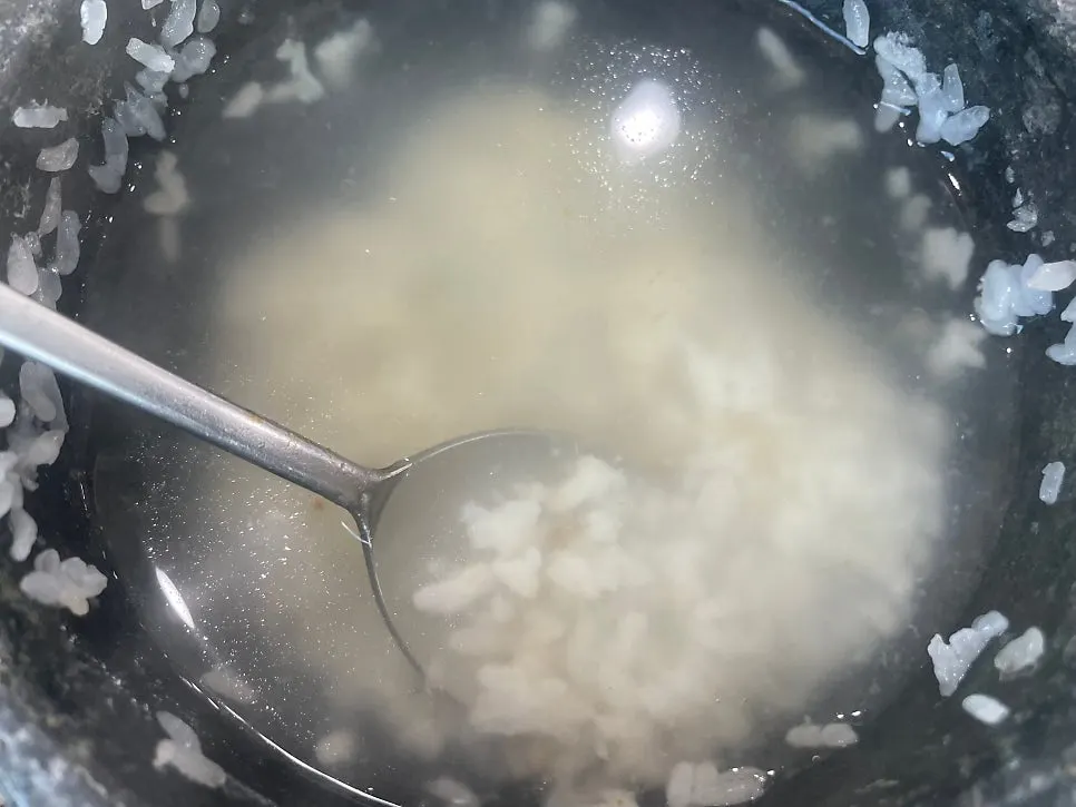 Hot nurungji made from hot-stone-pot rice