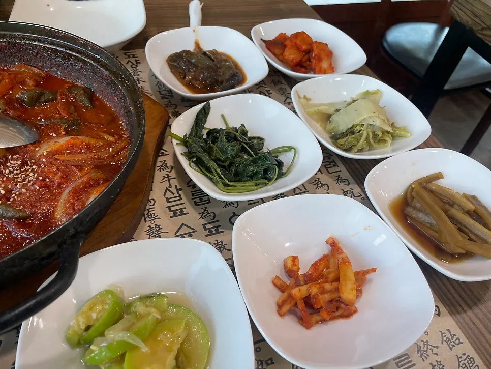 A full Korean set meal with varied seasoned vegetable side dishes