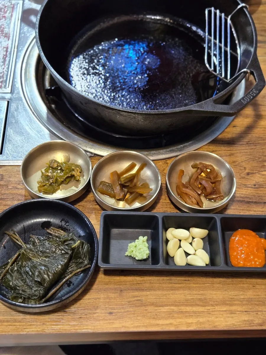 테이블에 세팅된 무쇠판 불판