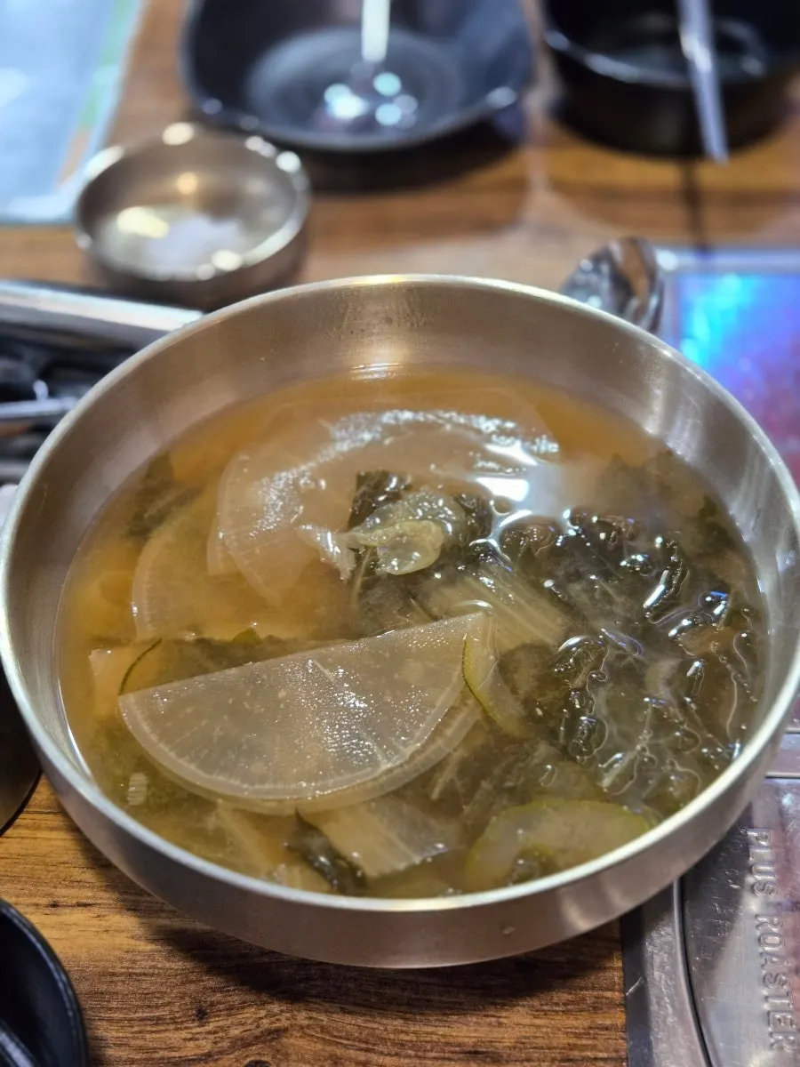 달궈진 무쇠판과 기본 상차림