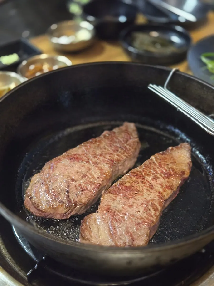 무쇠판에 올린 한우 채끝등심