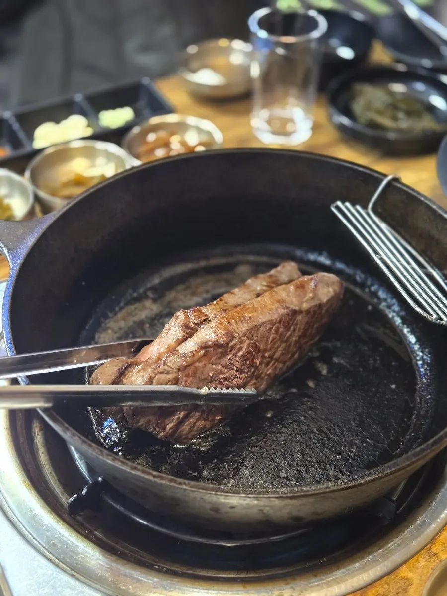사장님이 직접 그릴링하는 한우 등심