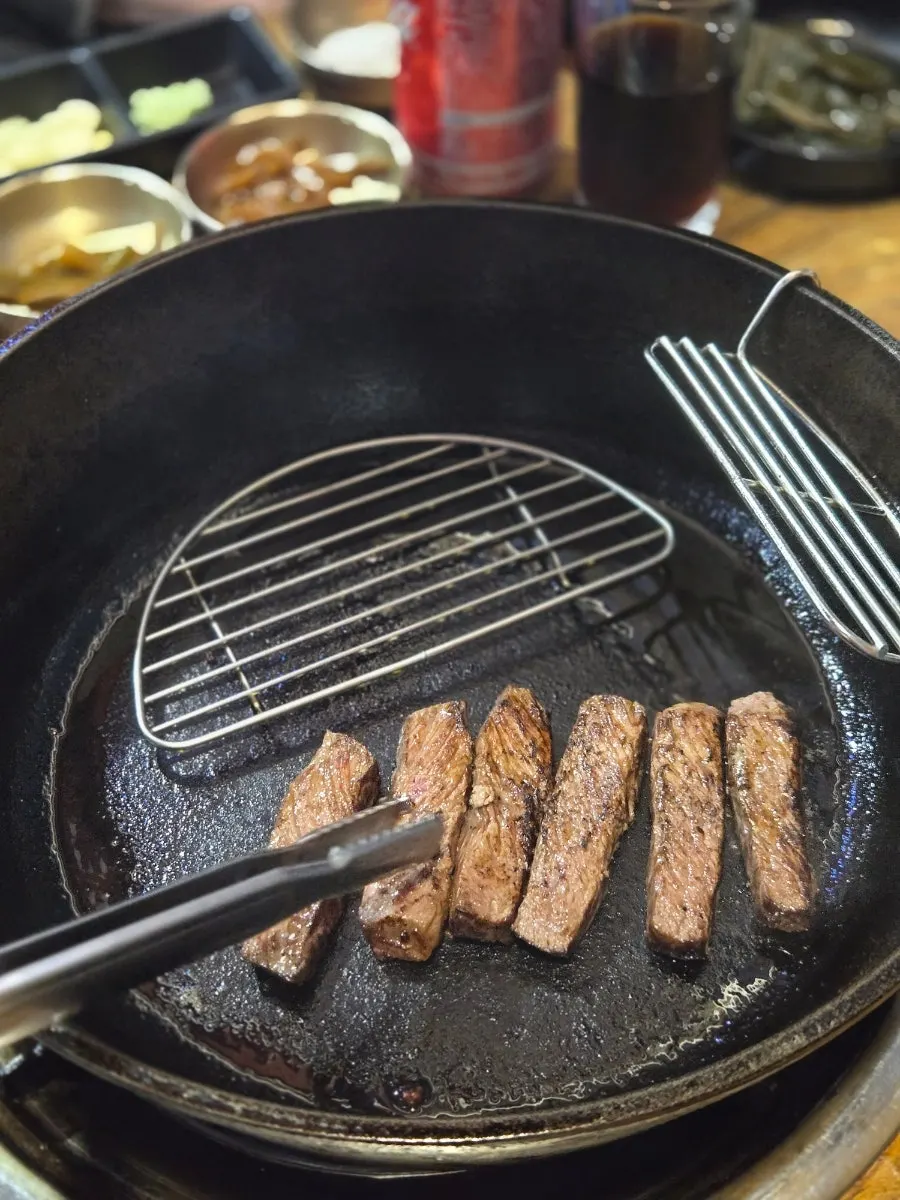 마블링이 살아 있는 구운 한우 등심