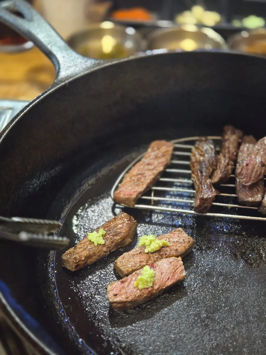 무쇠팬에 구워지는 와사비