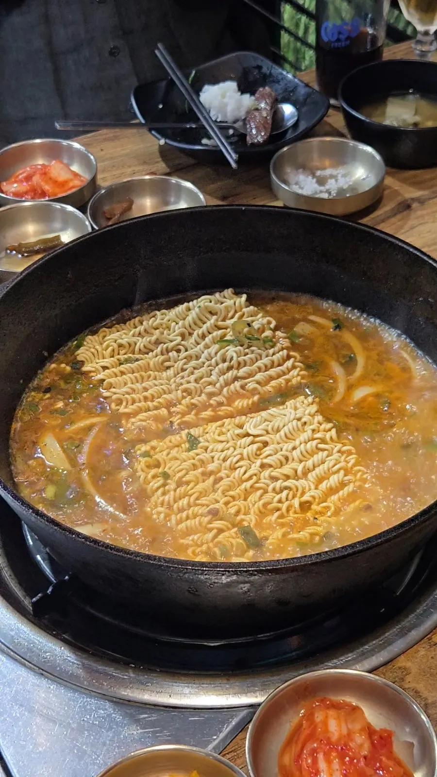 스프와 물, 면을 넣어 끓이는 해장라면