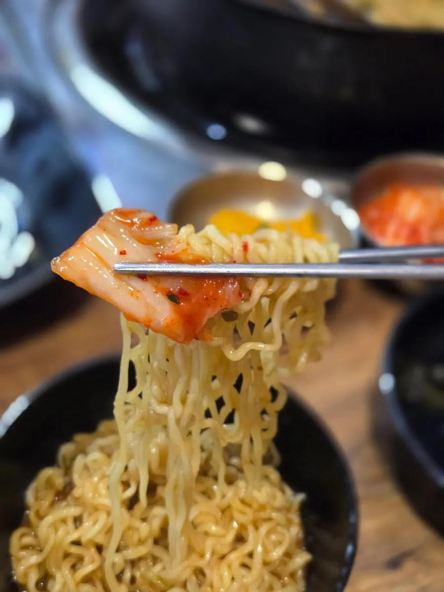 해장라면과 함께 나온 단무지무침과 김치