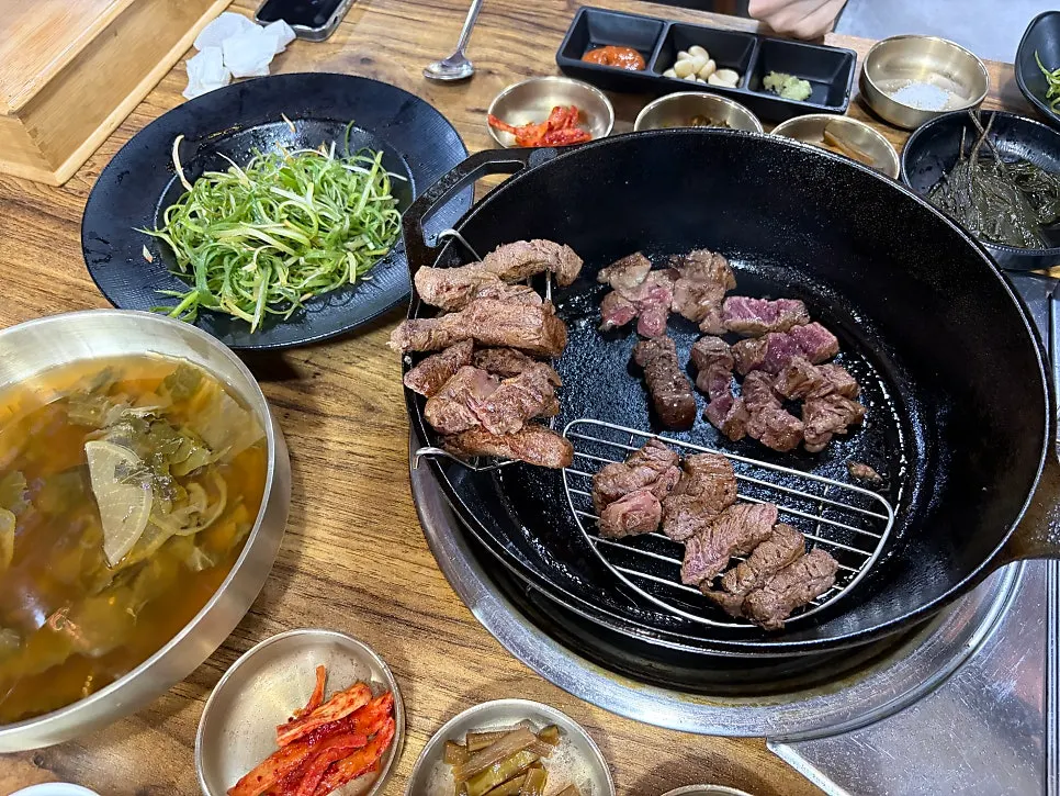 한우안심과 깻잎장아찌 상차림