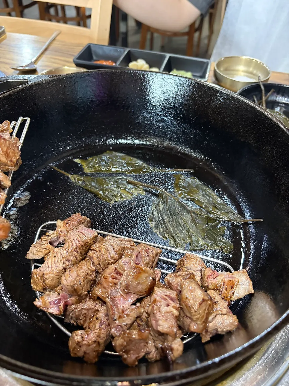 살짝 구운 깻잎장아찌와 한우안심