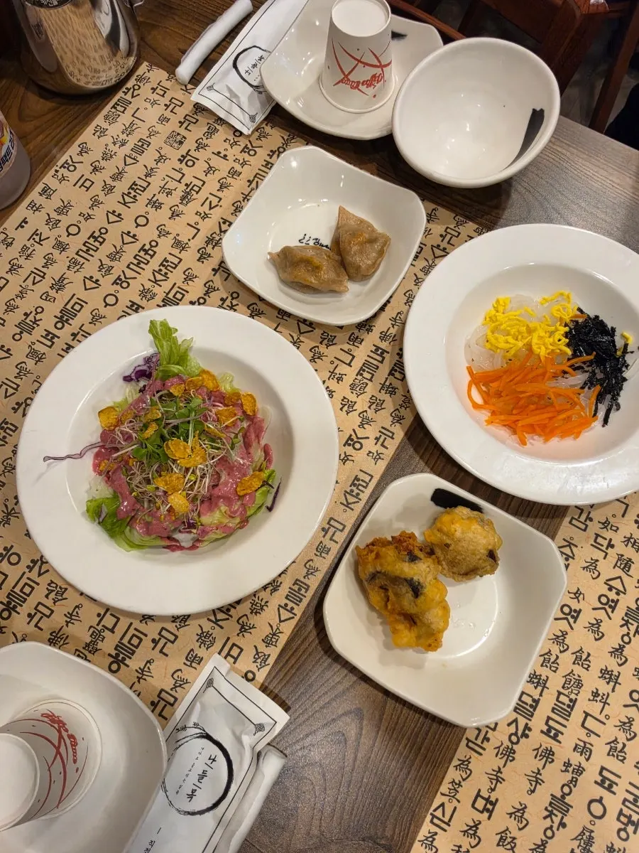 게장정식과 함께 차려진 기본 반찬