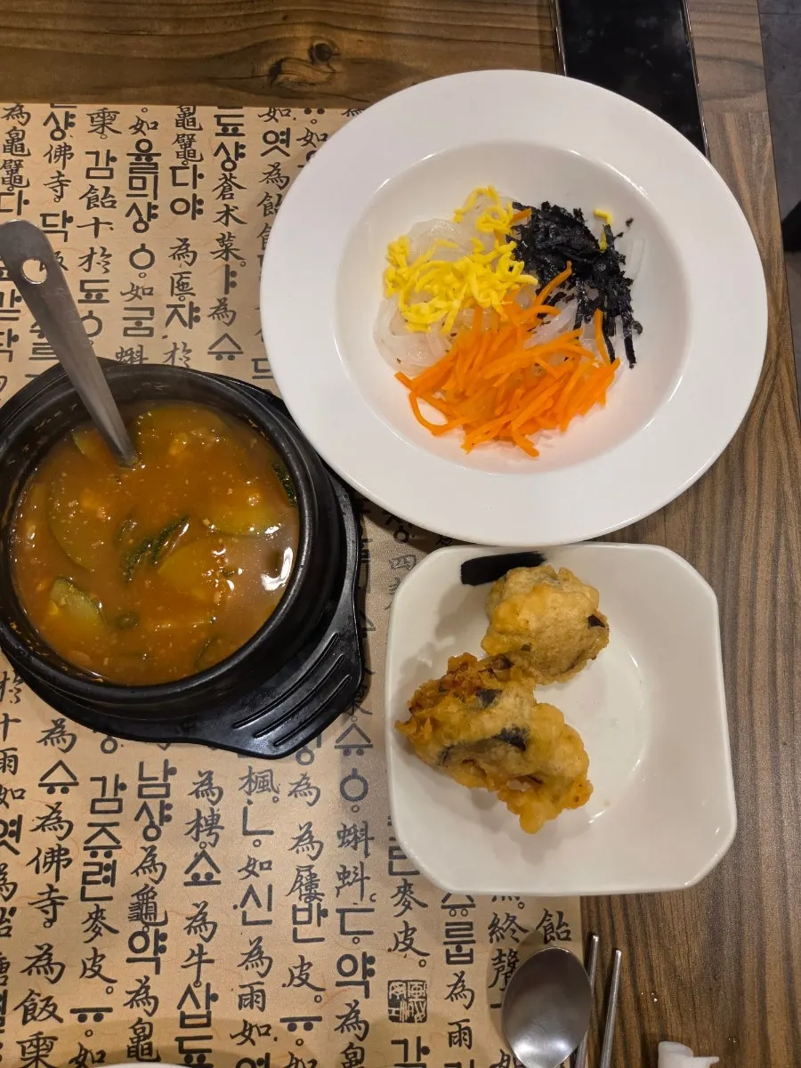 철판에 담겨 나온 제육볶음과 기본찬