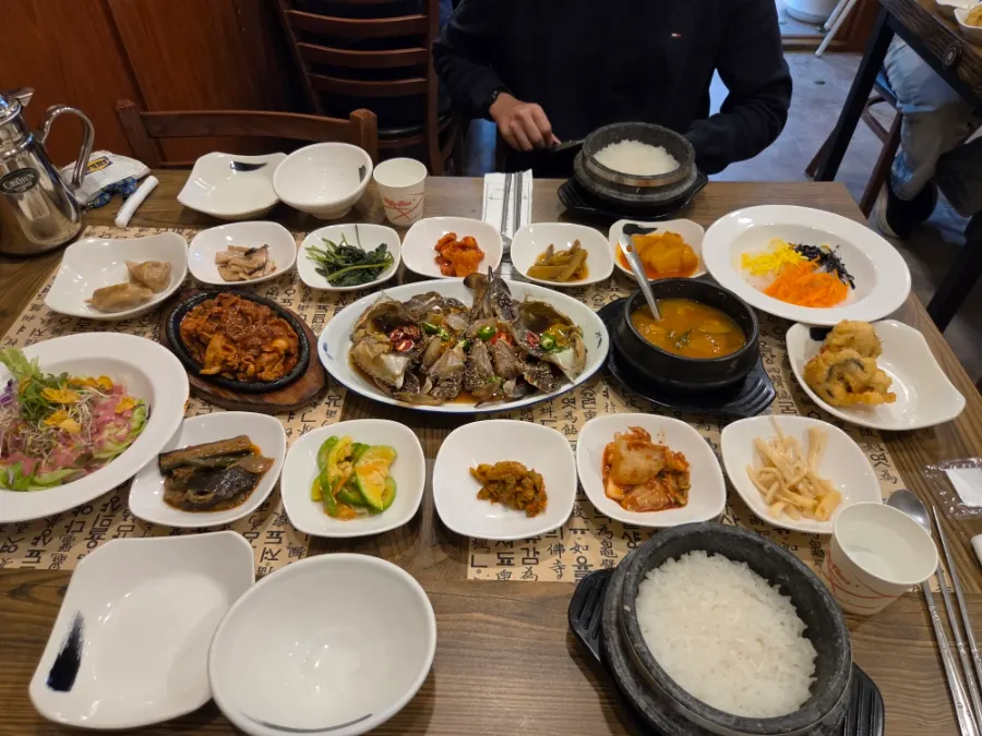 간장게장과 돌솥밥까지 차려진 푸짐한 한상