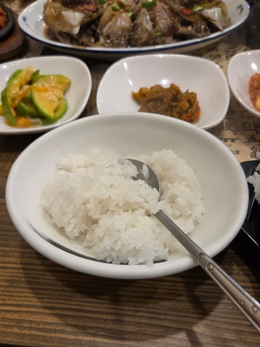물을 부어 누룽지를 만드는 돌솥밥
