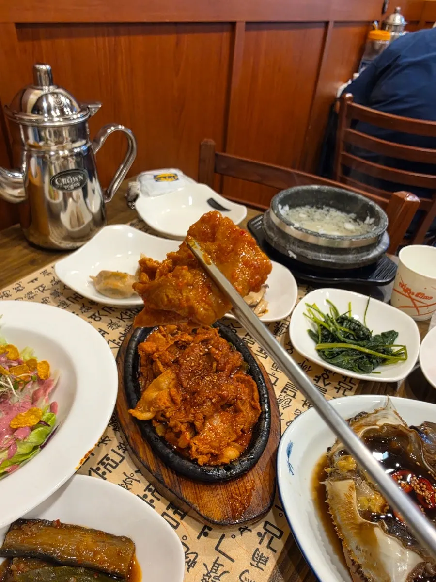 매콤한 양념이 밴 제육볶음 클로즈업
