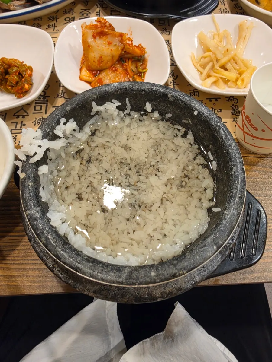 식사 마무리로 즐긴 따뜻한 숭늉