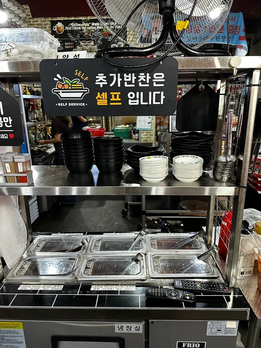 테이블에 설치된 태블릿 오더기