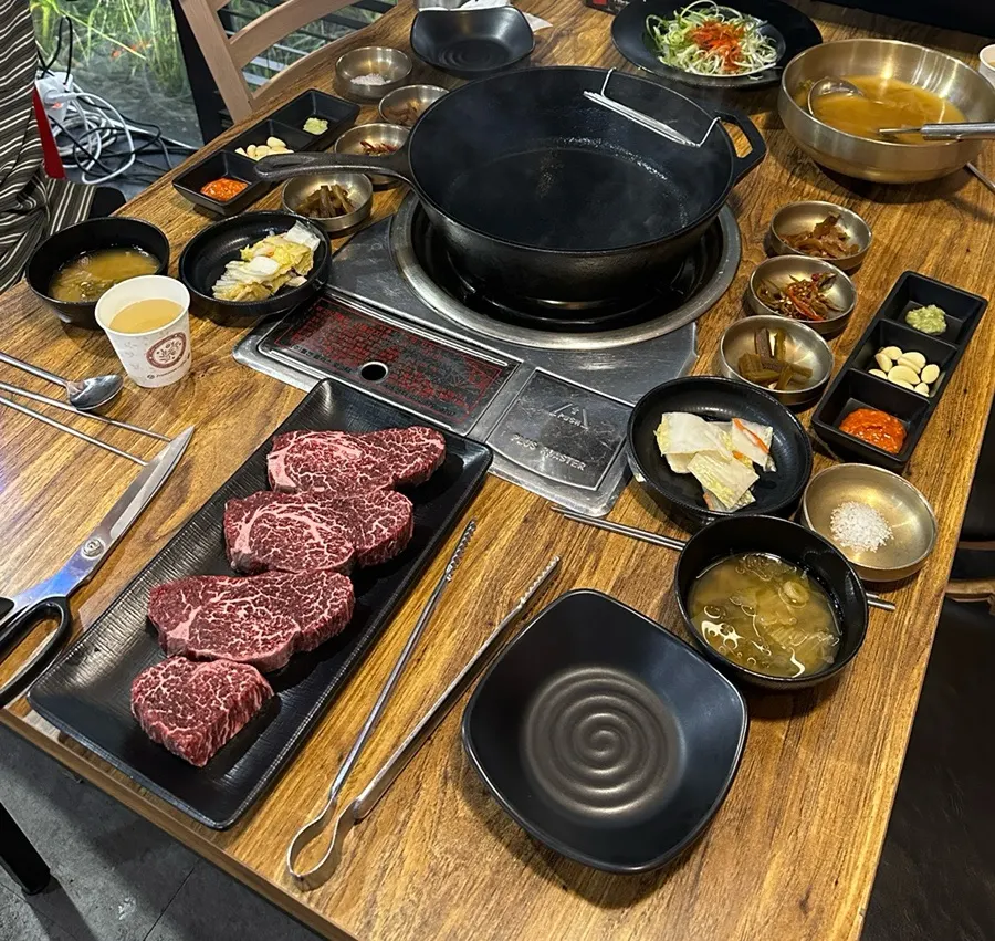 홀 한쪽에 마련된 셀프 반찬 코너