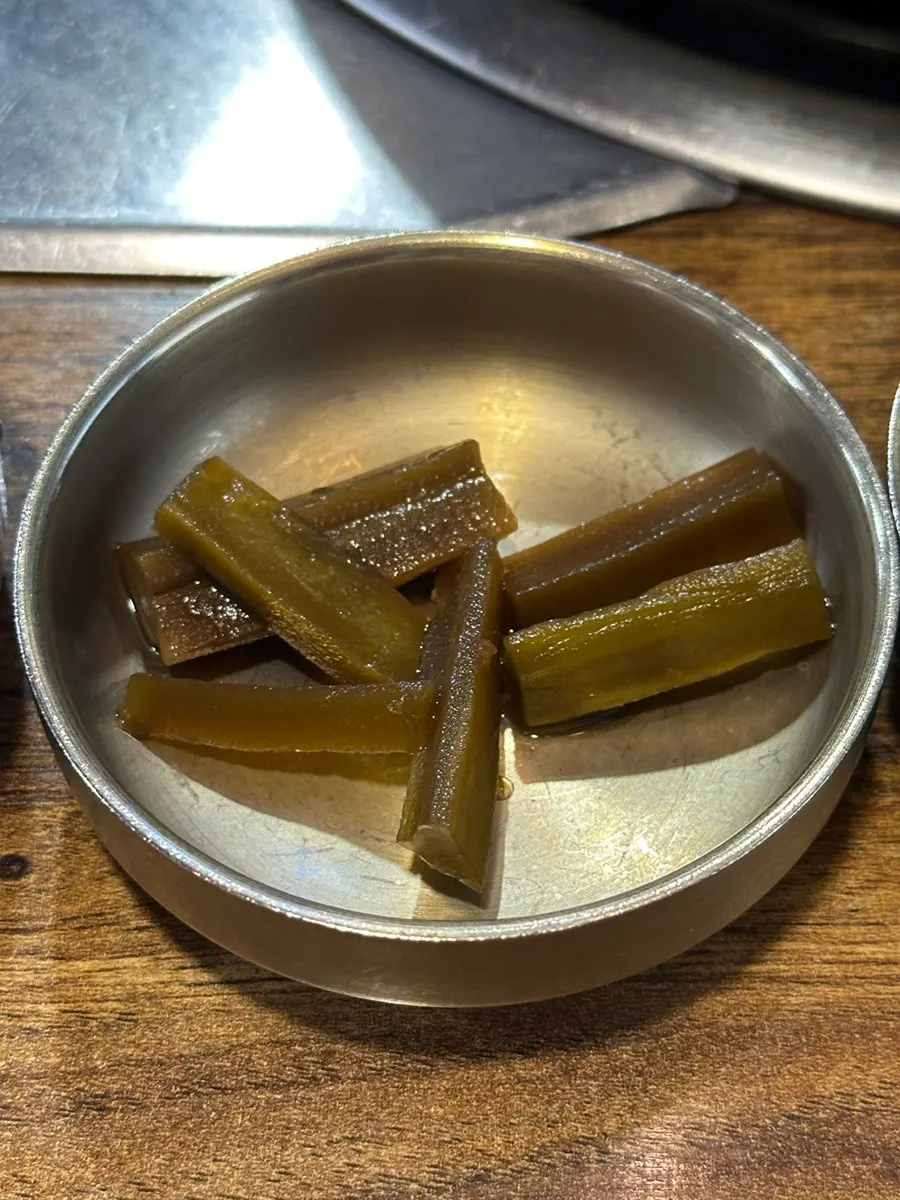 백김치와 장아찌 반찬 접시