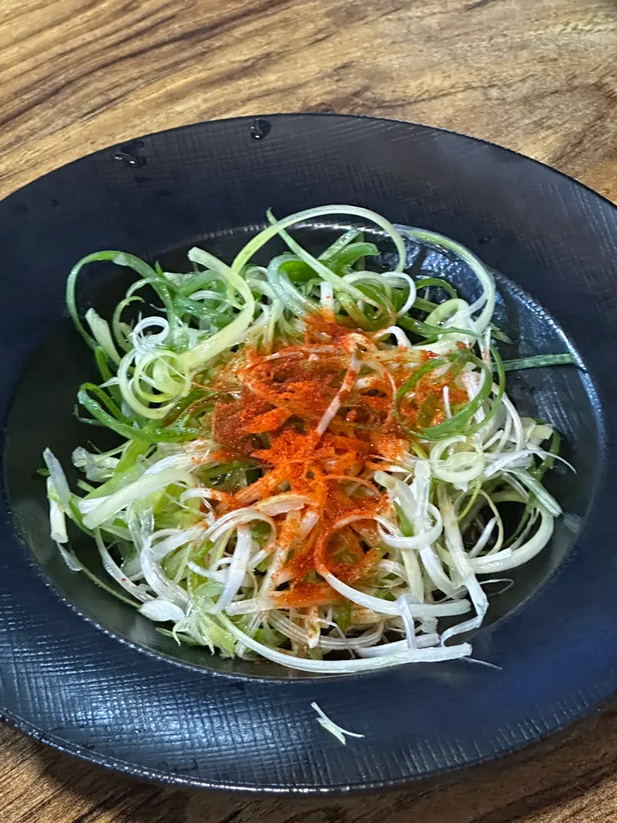 고춧가루 양념에 버무린 파채 무침