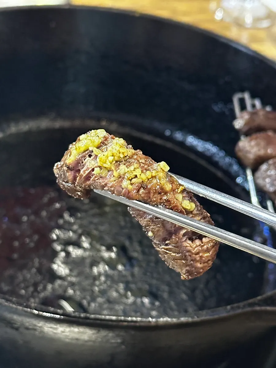 말돈 소금에 찍어 먹는 숙성 소고기 한 점