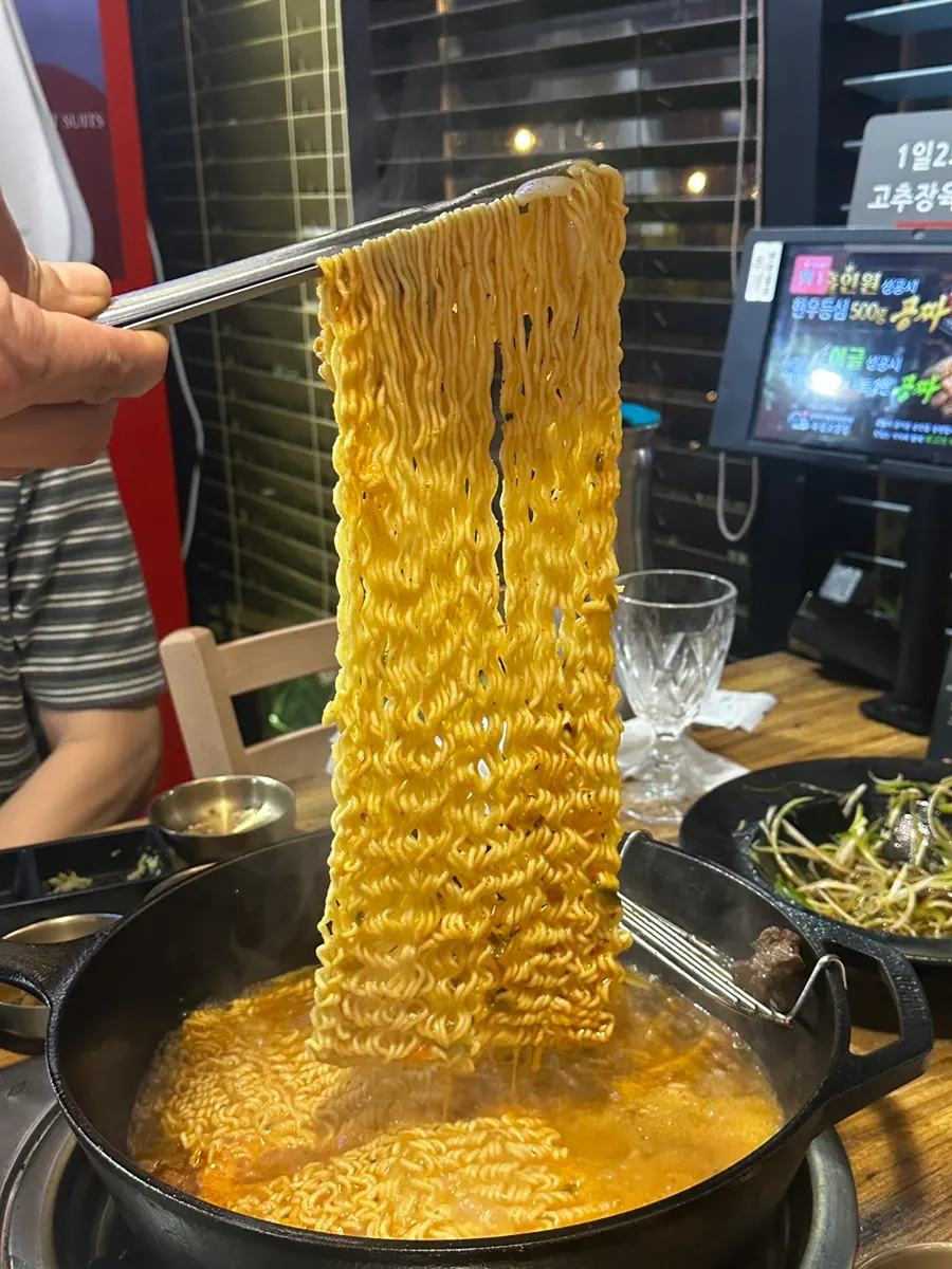 무쇠팬에 고기기름과 끓이는 해장라면