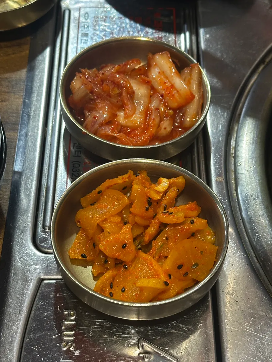 해장라면과 함께 나온 김치와 단무지 무침