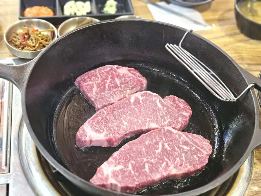 Hanwoo sirloin grilling on the iron pan
