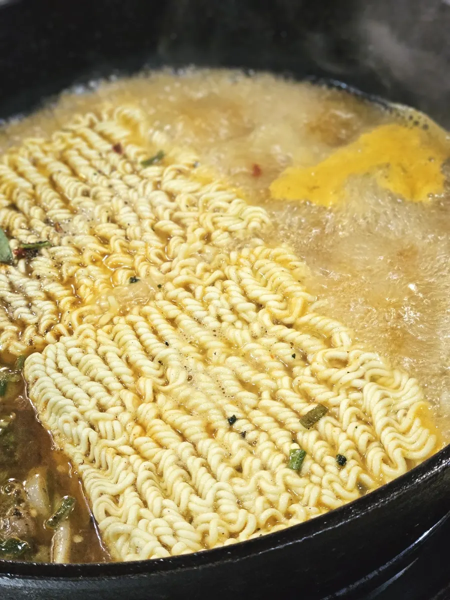 Iron-pan ramyeon cooked with stir-fried vegetables