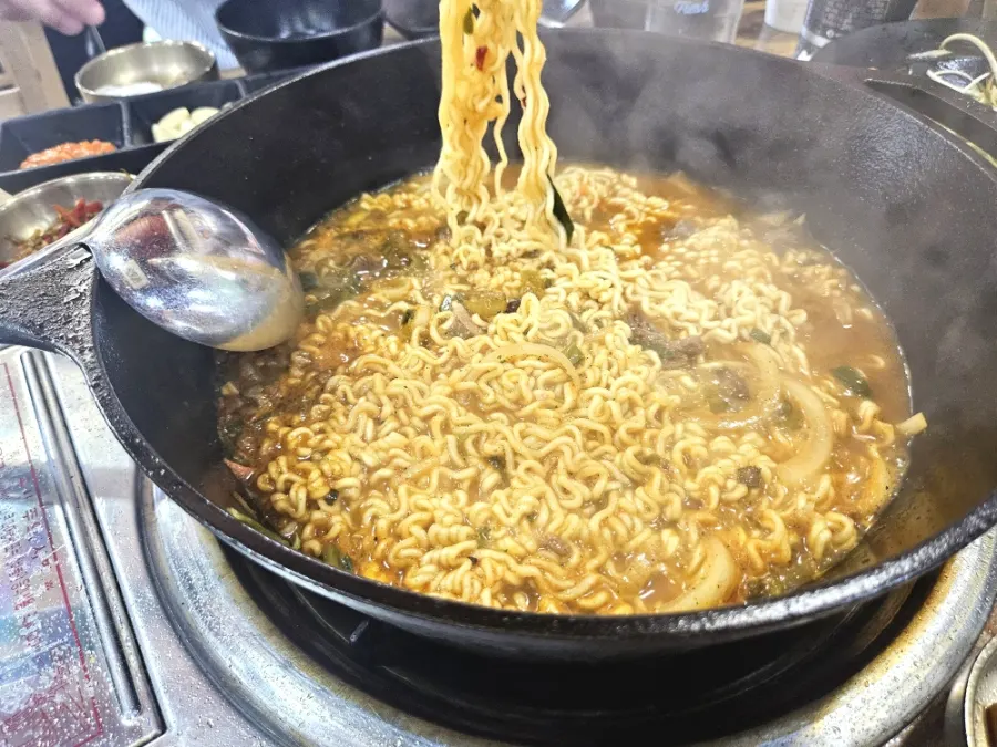 Iron-pan ramyeon boiling away