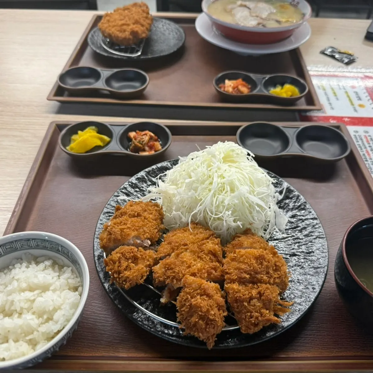 샐러드소스를 곁들인 양배추와 히레카츠