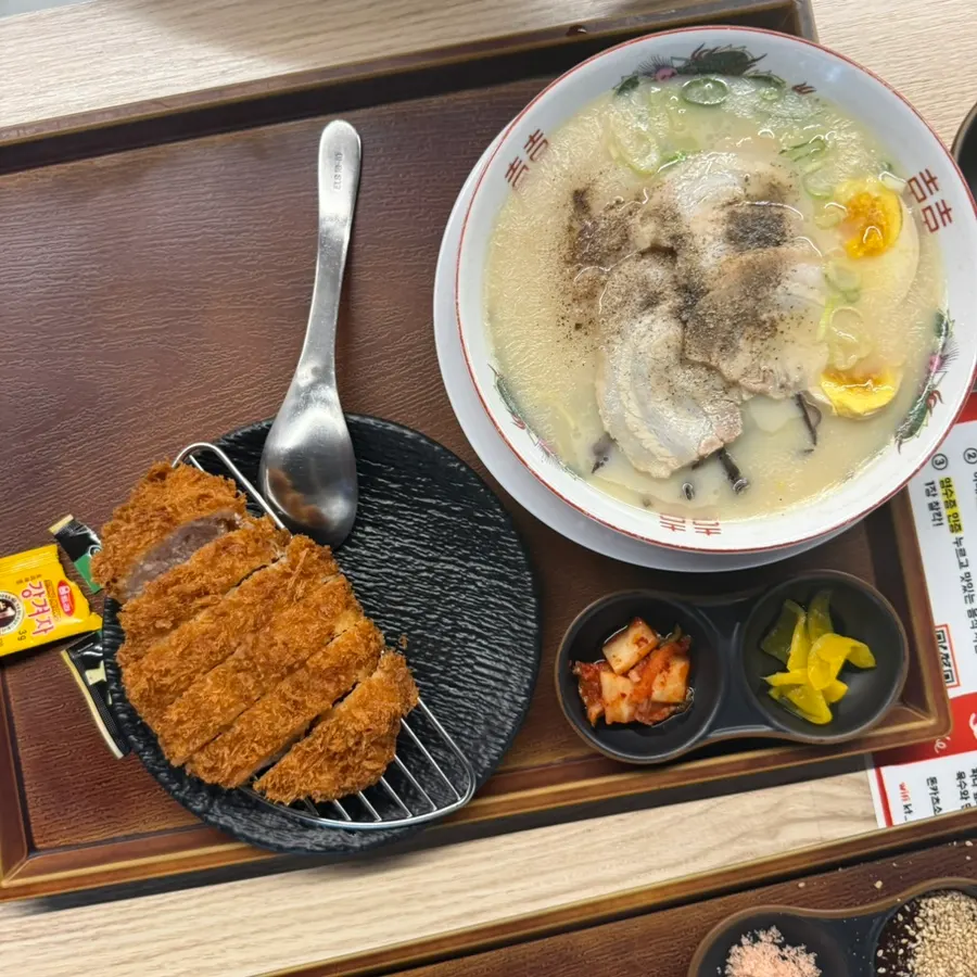 차슈와 목이버섯이 들어간 라멘