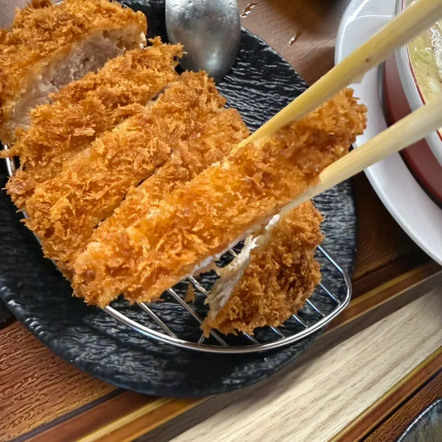 국물을 머금은 라멘 면