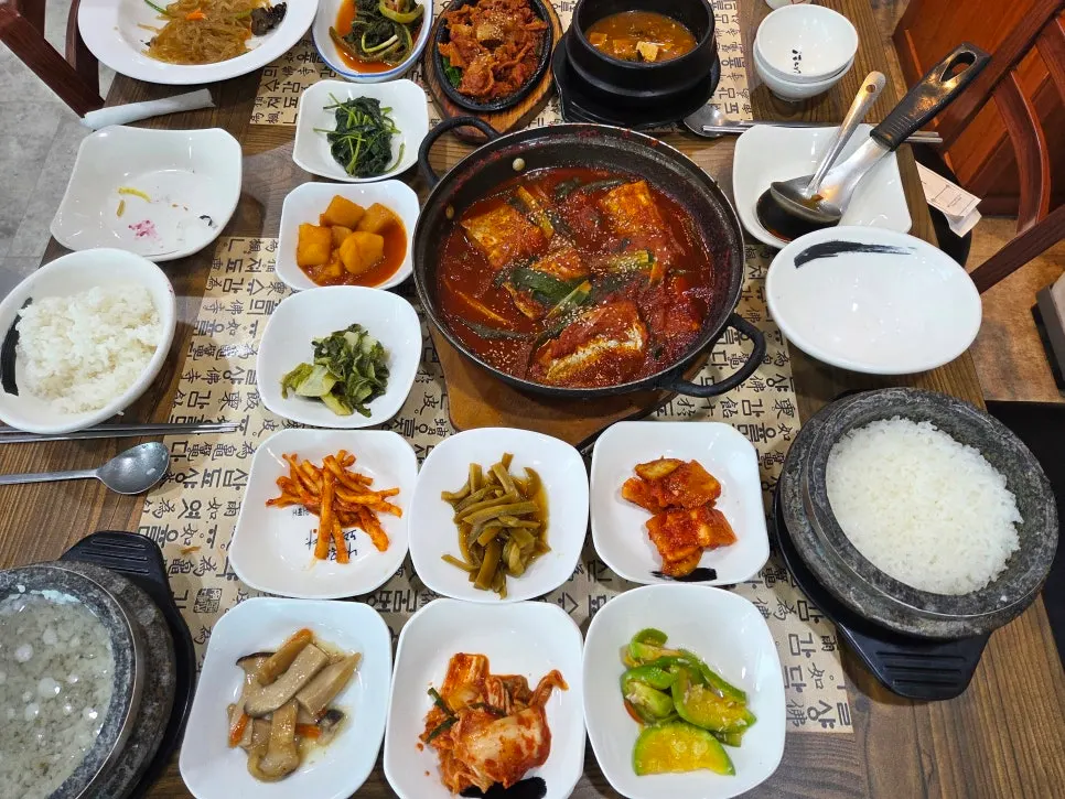 Full table setting of the braised cutlassfish set with side dishes