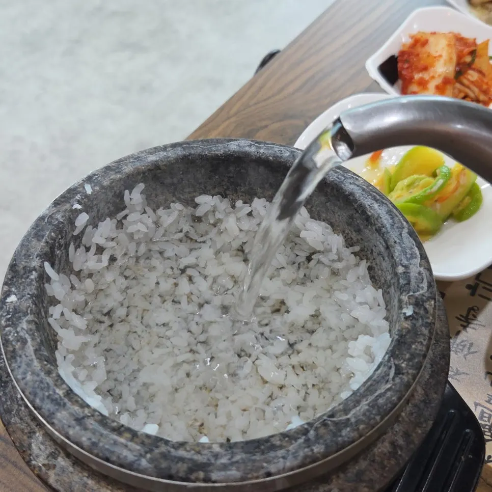 Stone pot with water poured in after rice was scooped out, for scorched rice tea