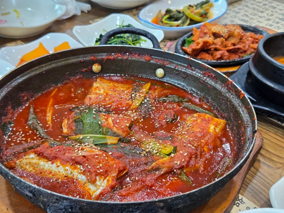 Braised cutlassfish soaked in red sauce