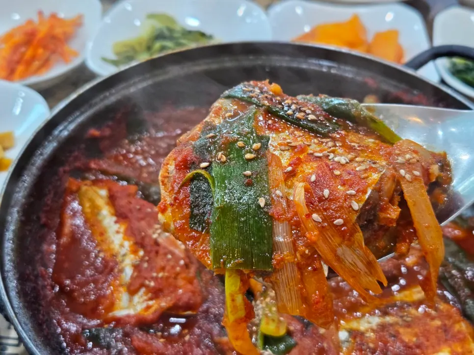 Final table setting of the braised cutlassfish set