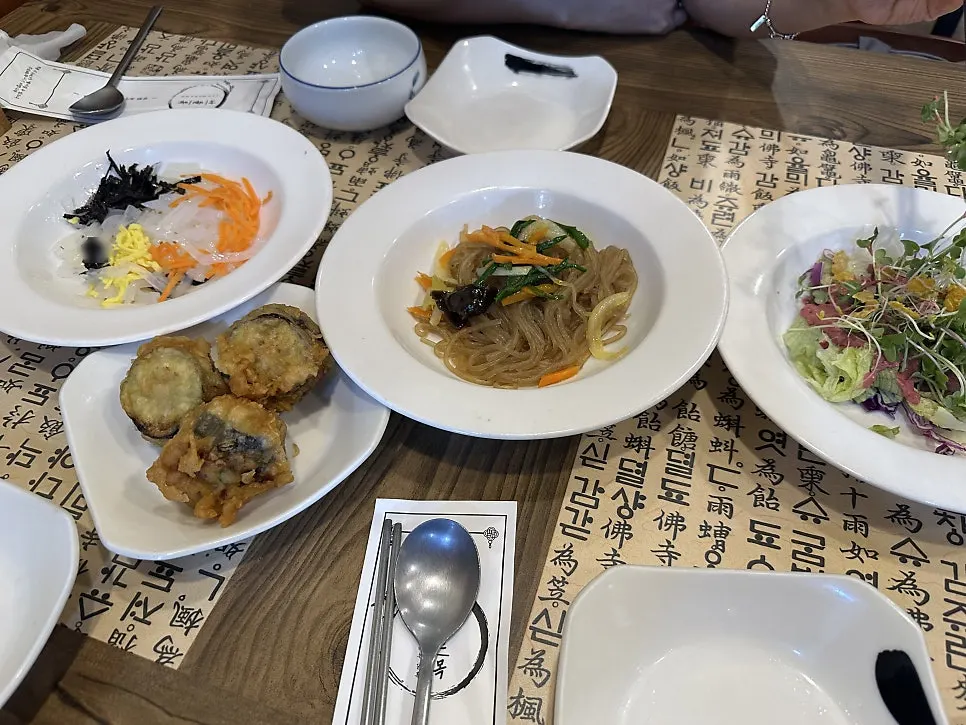 반찬 구성을 소개한 안내판