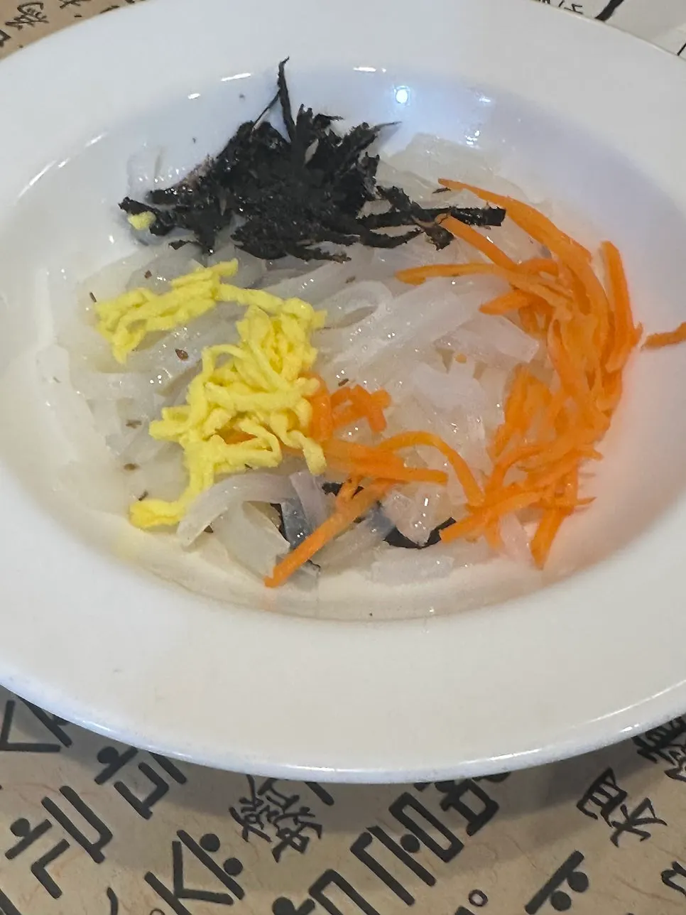 탕평채, 잡채, 샐러드로 차려진 식전음식