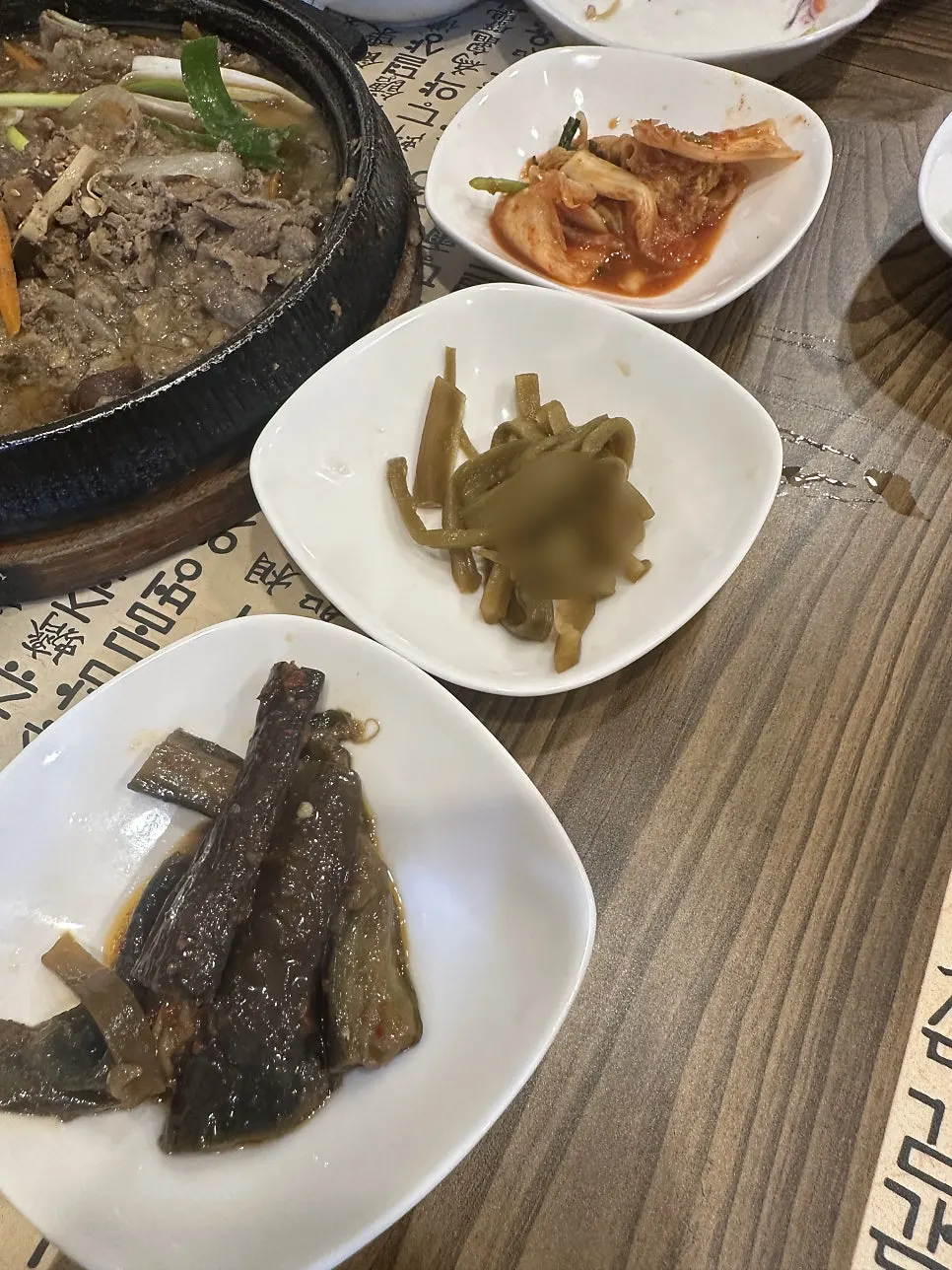 밑반찬과 메인이 함께 차려진 한정식 한상