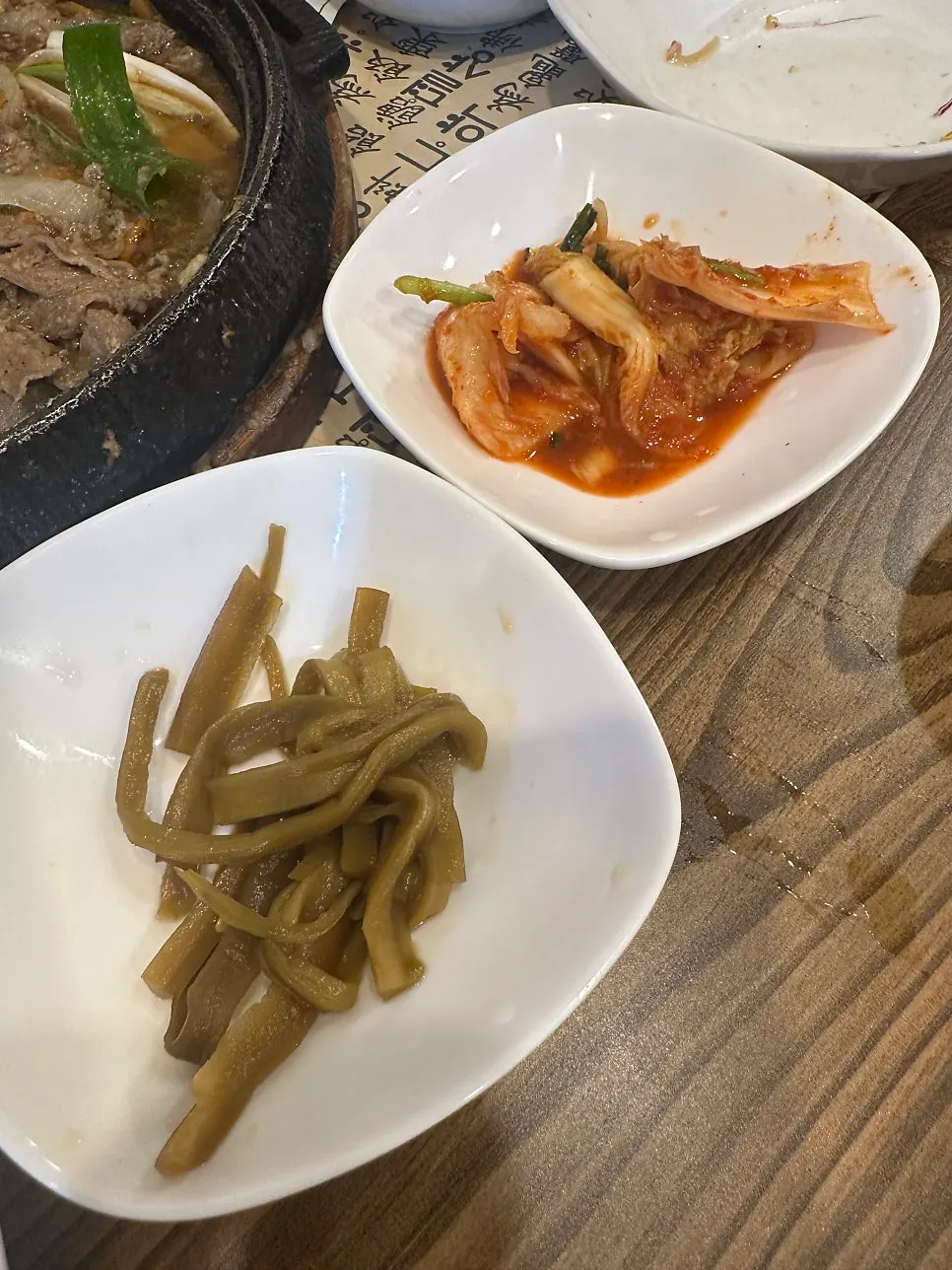 감자조림과 호박무침 등 밑반찬 접시