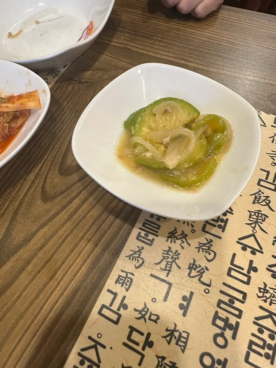 김치와 도라지무침이 담긴 반찬들