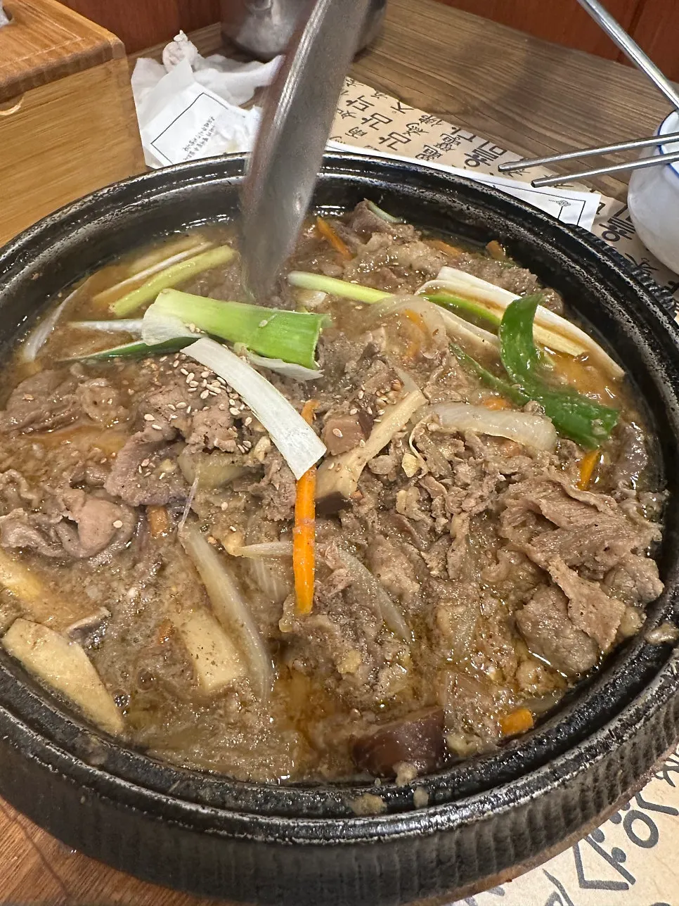 여러 가지 반찬이 놓인 테이블