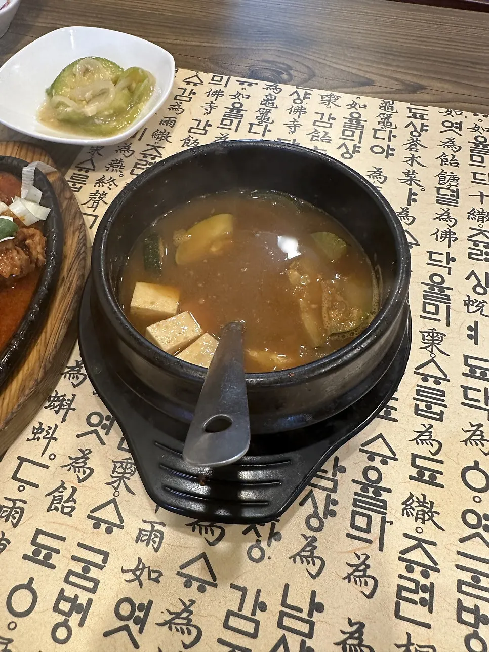 무쇠철판에 담겨 나온 제육볶음