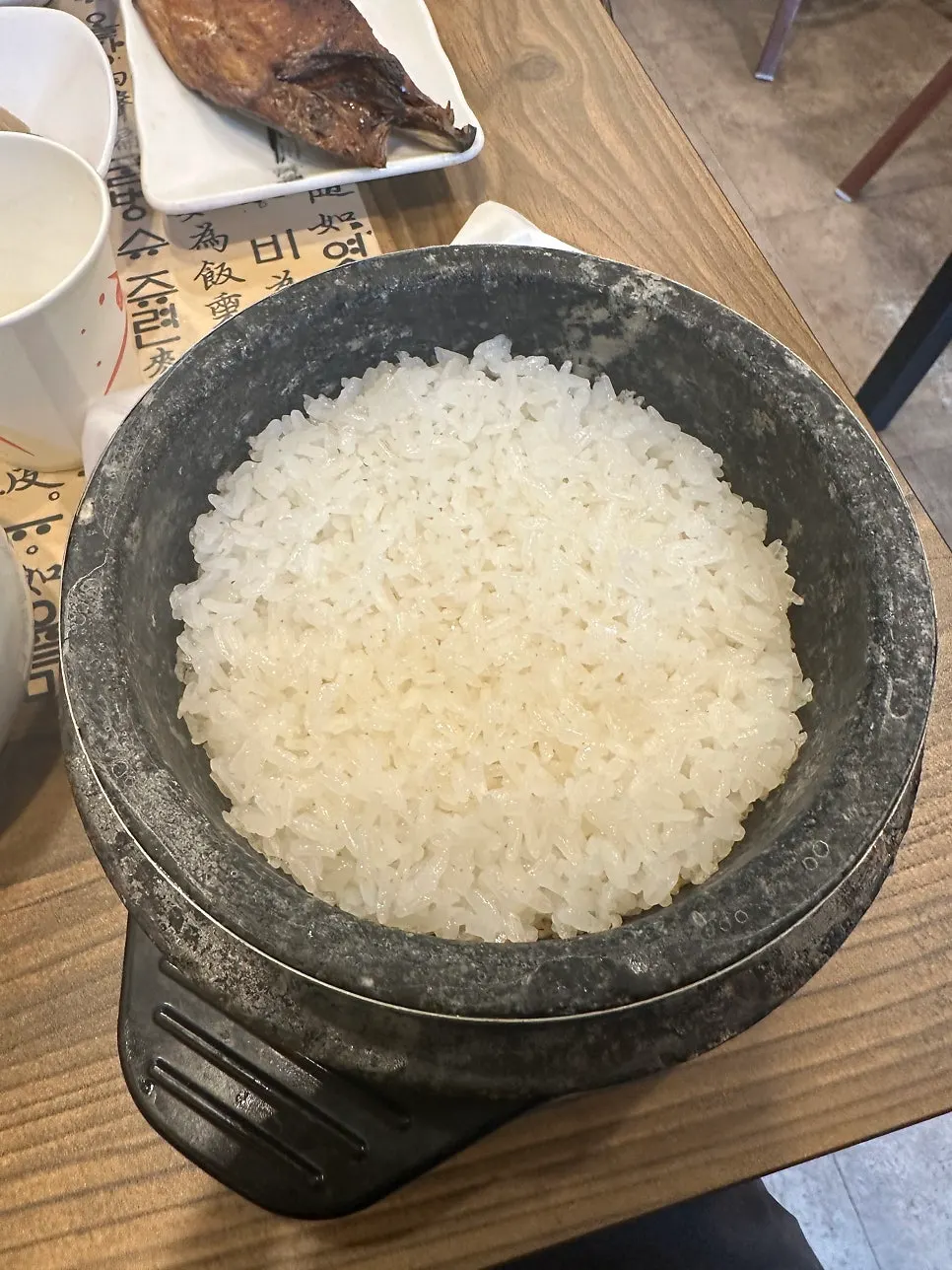 바싹 구워진 고등어 반마리 구이