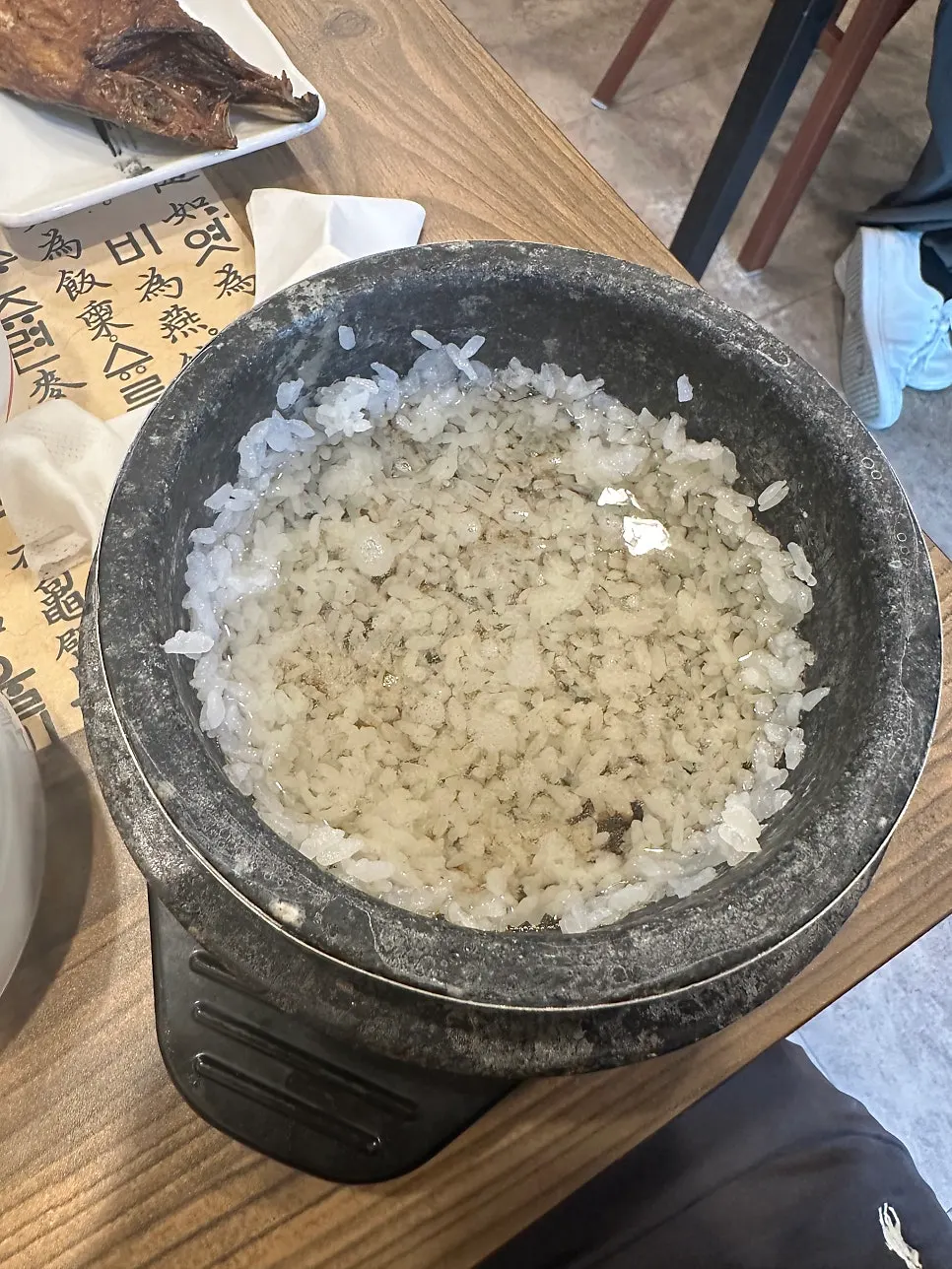 고슬고슬하게 지어진 돌솥밥 밥알