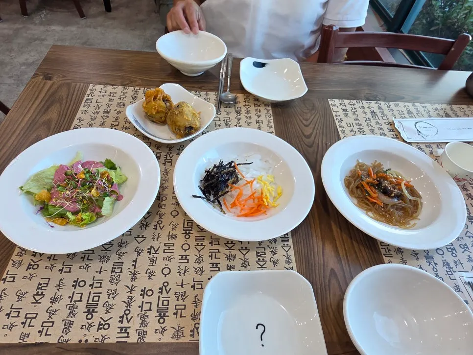 정갈하게 차려진 밑반찬과 갈치조림 한상