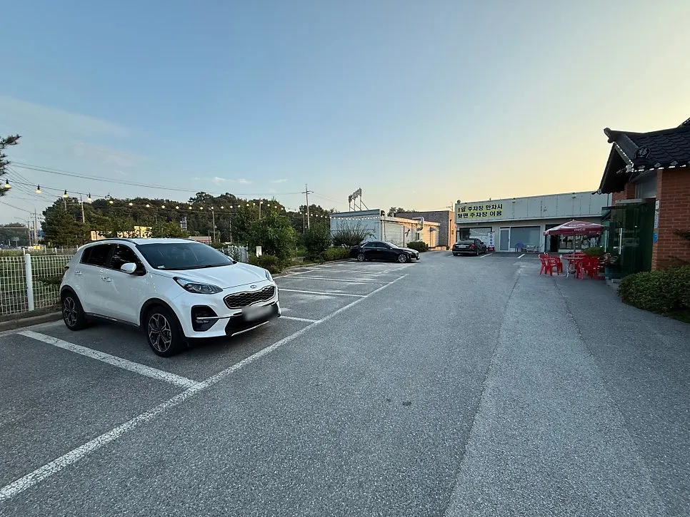 Large parking lot at Nadeulmok Yeoju Ssalbap