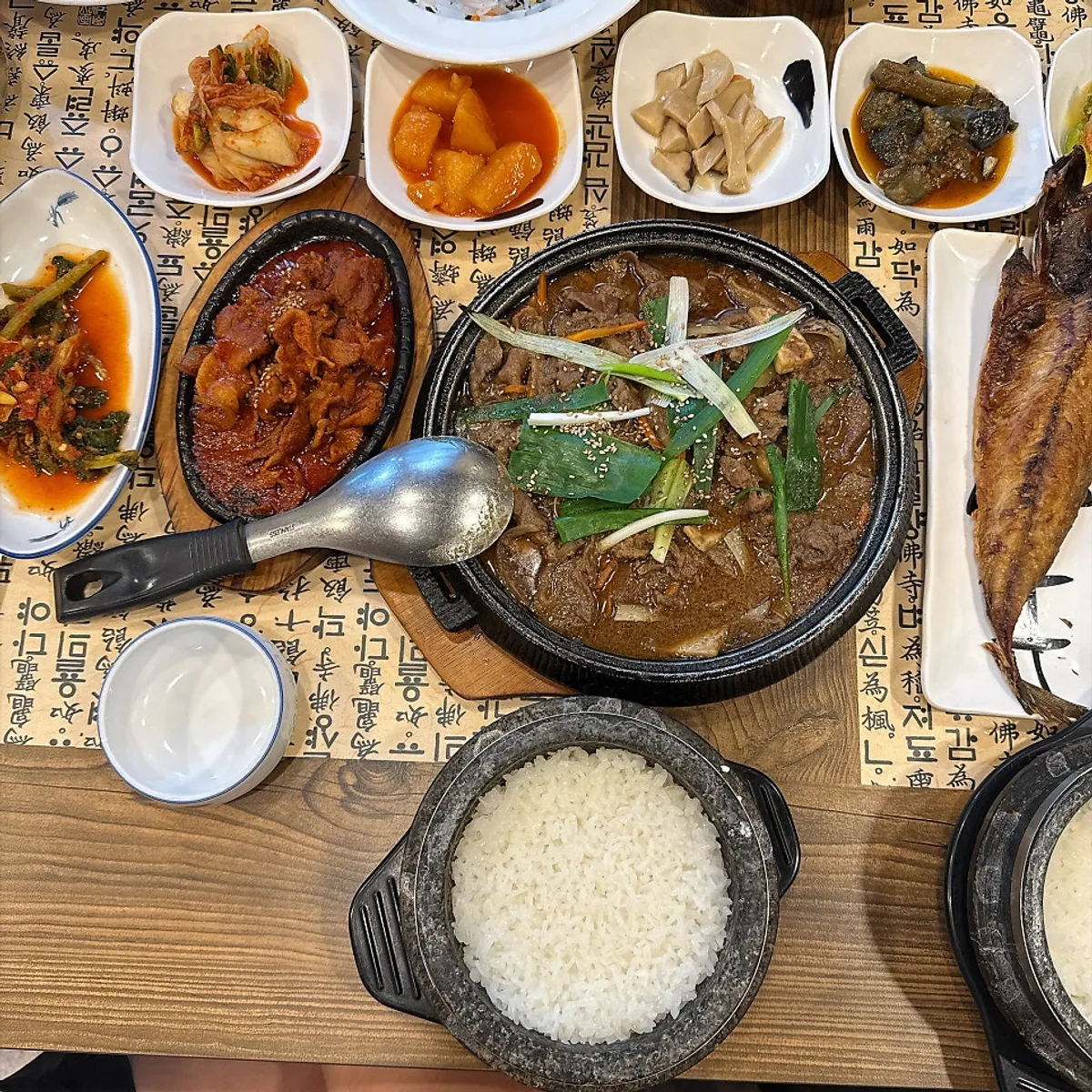 Bulgogi set spread at Nadeulmok Yeoju Ssalbap