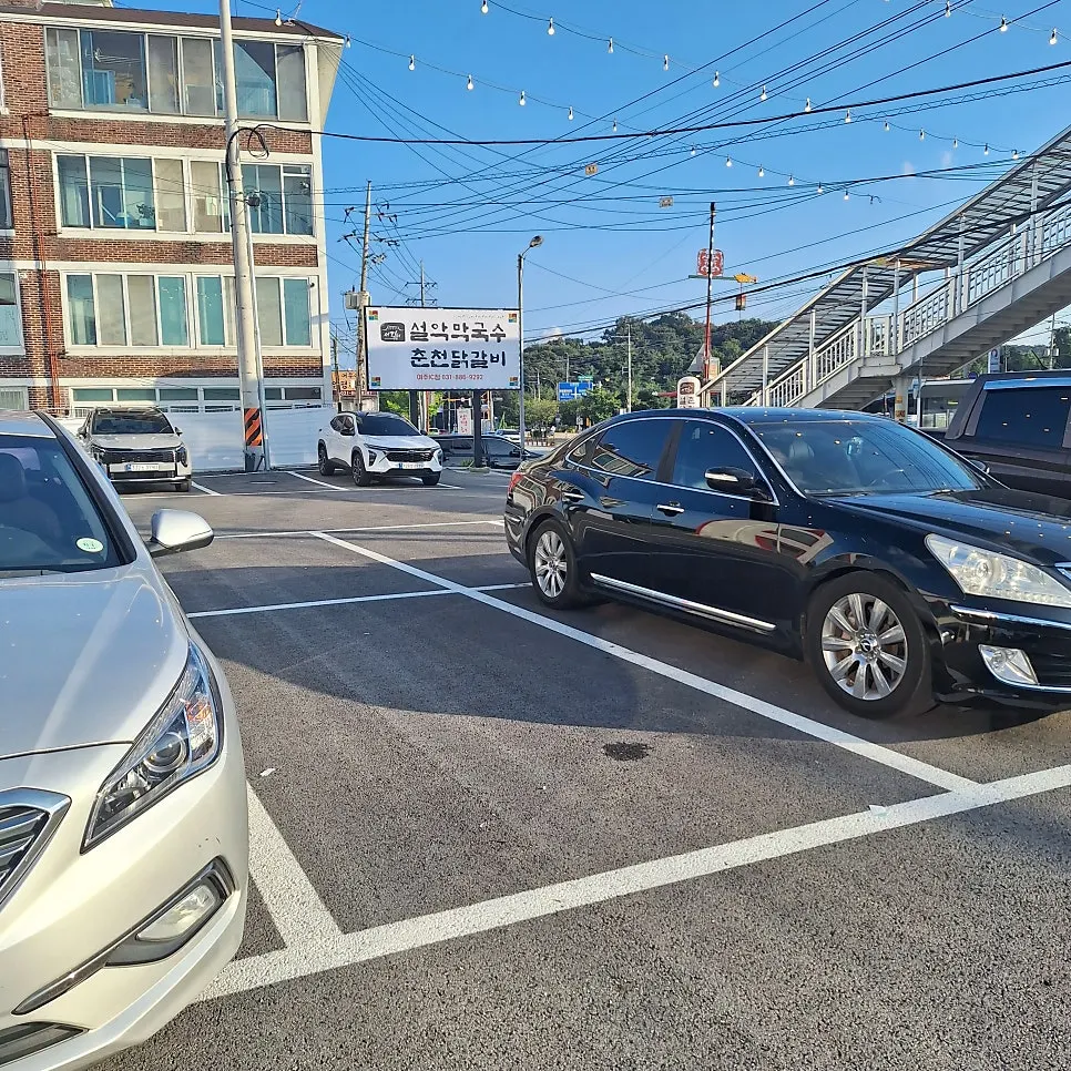 Large dedicated parking lot in front of the restaurant