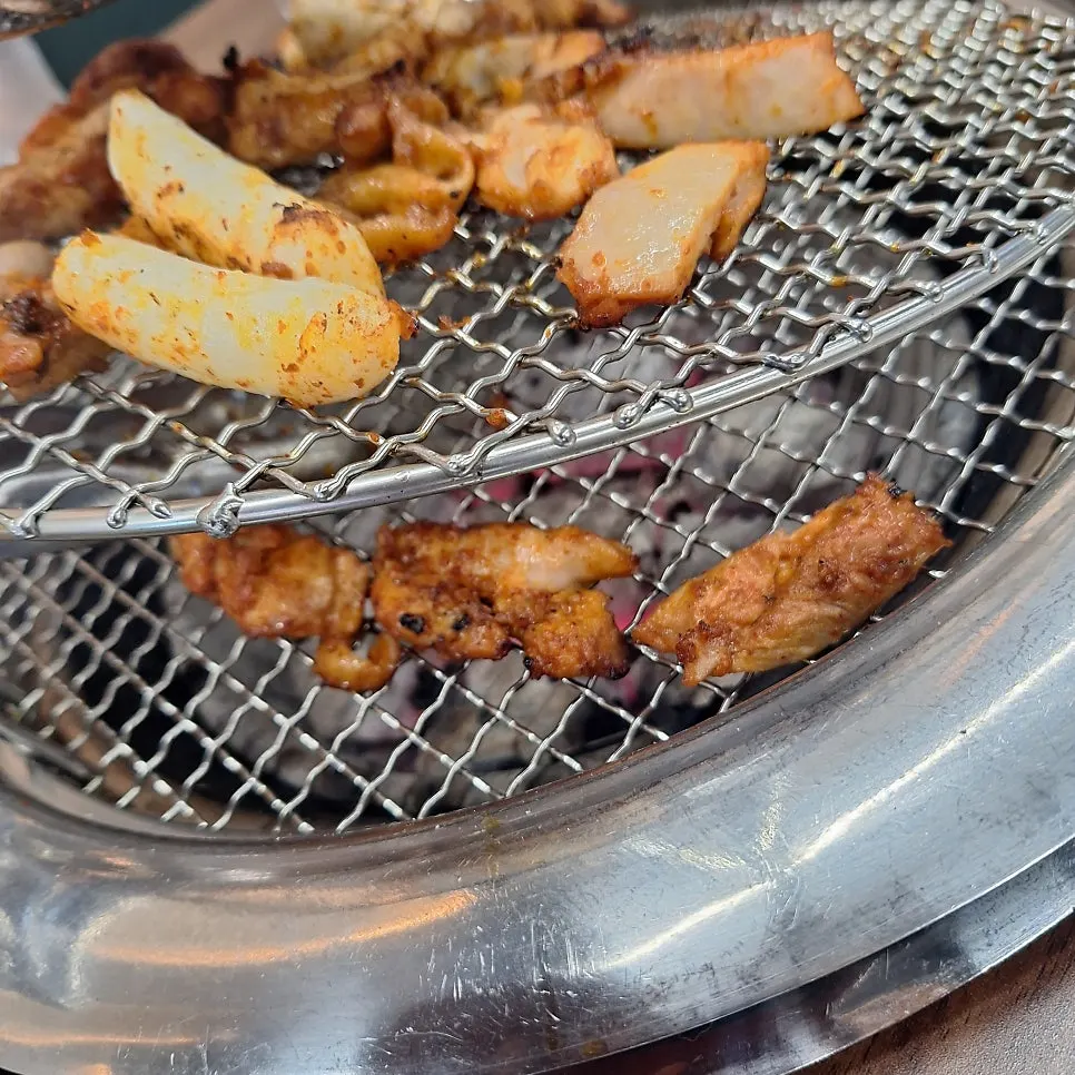 Dakgalbi on the grill plate that keeps temperature steady
